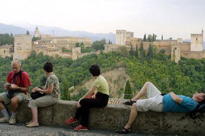 La Alhambra de Granada, joya del arte nazarí en España, está entre los monumentos preferidos de los votantes. Es el único edificio de arte árabe que por fuera es castillo defensivo y Palacio en su interior.