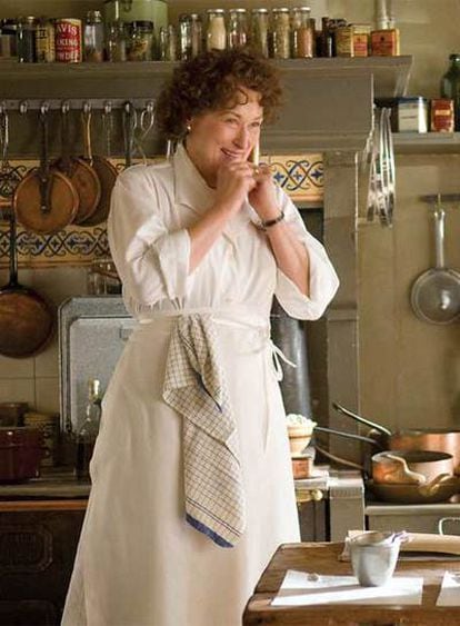 Meryl Streep, caracterizada como Julia Child, la cocinera protagonista de <i>Julie y Julia.</i>