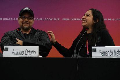 Los escritores mexicanos Antonio Ortuño y Fernanda Melchor durante la presentación del libro 'La vaga ambición'