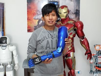 Roly Mamani sostiene una prótesis robótica de su creación en su taller en la comunidad de Achocalla, en La Paz (Bolivia), en agosto de 2022.