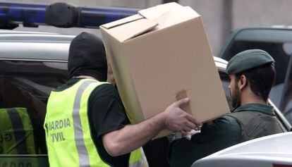 La Guardia Civil saca documentación del despacho el senador de EH Bildu