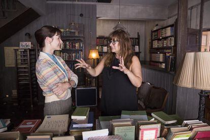 La directora Isabel Coixet da indicaciones a la actriz Emily Mortimer durante el rodaje de la película 'La librería'.
