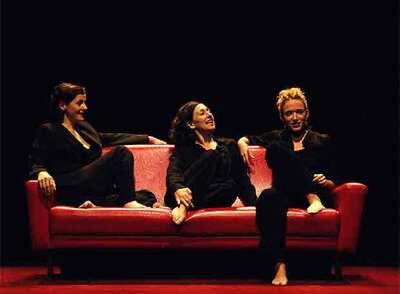 Isabelle Bres (izquierda), Ester Nadal (centro) y Karla Junyent, en 'La isla del tesoro'.