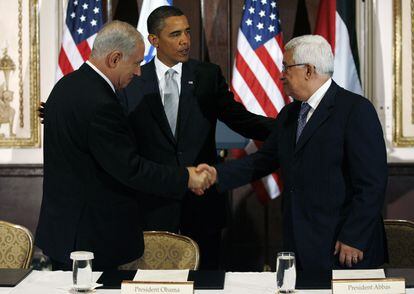 Benjamín Netanyahu y el presidente palestino, Mahmud Abás, se estrechaban la mano ante el presidente de Estados Unidos, Barack Obama, en un encuentro para reanudar el diálogo de paz, en 2009 en Nueva York.