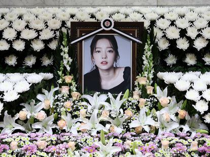 Un altar en memoria de la estrella del K-pop Goo, el 25 de noviembre de 2019 en Seúl.