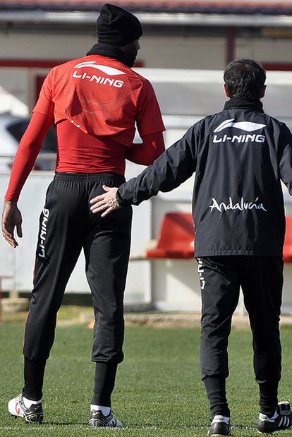 Kanouté y Marcelino, durante la discusión en el entrenamiento.