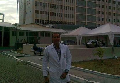 El doctor Alberto de Dios Romero ante el Hospital de Guayaquil (Ecuador) que hizo ofertas de trabajo a médicos españoles