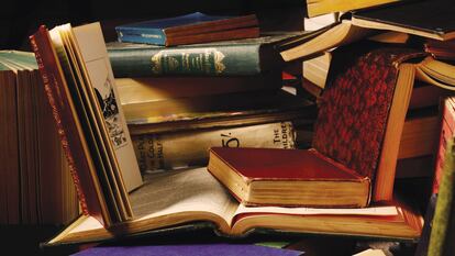 Libros antiguos en una biblioteca.
