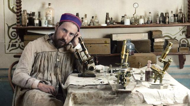 Autorretrato de Cajal en su laboratorio de Valencia hacia 1885, coloreado por Rafael Navarrete. CSIC