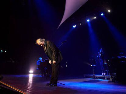 Serrat saluda al público de Barcelona este martes.