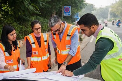 Miembros de SaveLIFE Foundation, con Piyush Tewari en el centro de la image, trabajando en un proyecto para reducir las muertes por accidente en Delhi.