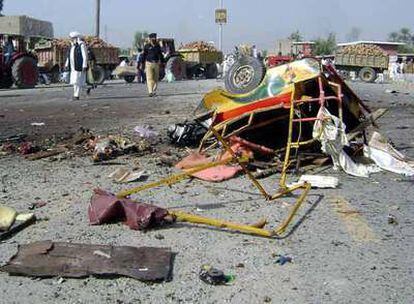 Estado en el que quedó el <i>rickshaw </i>utilizado en un atentado contra la policía paquistaní en la localidad de Bannu.