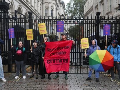 Activistas de la lucha contra el cambio climático protestan ante Downing Street contra la política de Rishi Sunak, este miércoles en Londres.
