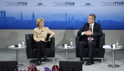 La ministra de Defensa alemana, Ursula von der Leyen, y el secretario general de la OTAN, Jens Stoltenberg, este viernes en M&uacute;nich. 