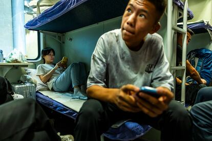 Pasajeros en el coche cama de segunda clase entre Horgos y Urumqi. 