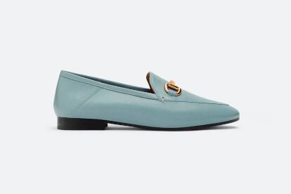 Mocasín en azul claro de Uterqüe (89 €).