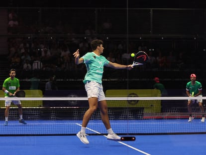 Arturo Coello golpea la bola durante un partido del World Padel Tour en Dubai (Emiratos Árabes Unidos), este mes de junio.