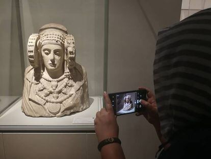 Una visitante a la exposición organizada por el museo alicantino en Irán.