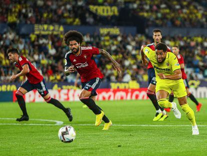 Arnaut Danjuma of Villarreal and Aridane Hernandez of Osasuna in action during the Santander League match between Villareal CF and Club Atletico Osasuna at the Ceramica Stadium on October 17, 2022, in Valencia, Spain.
AFP7 
17/10/2022 ONLY FOR USE IN SPAIN