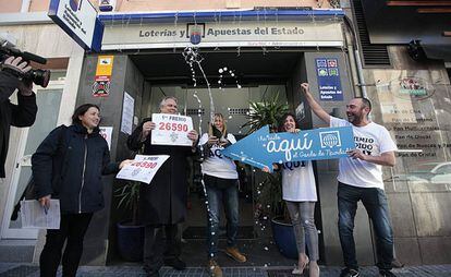 Celebración a las puertas de la administración de Salou (Tarragona) agraciada con el Gordo.