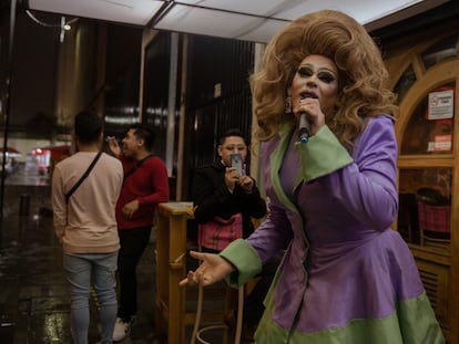 La drag queen Liza Zan Zuzzi hace un 'lip sync' para entretener a los asistentes del bar Tijuana.