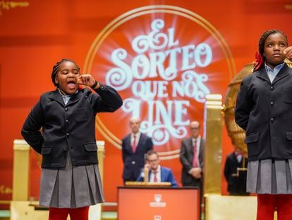 Las niñas de San Ildefonso cantan el segundo premio durante el Sorteo de Lotería de Navidad 2022.
