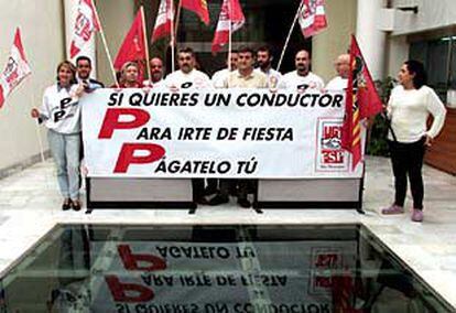 Representantes de los conductores de la Generalitat se encerrarron ayer en la sede de Hacienda.
