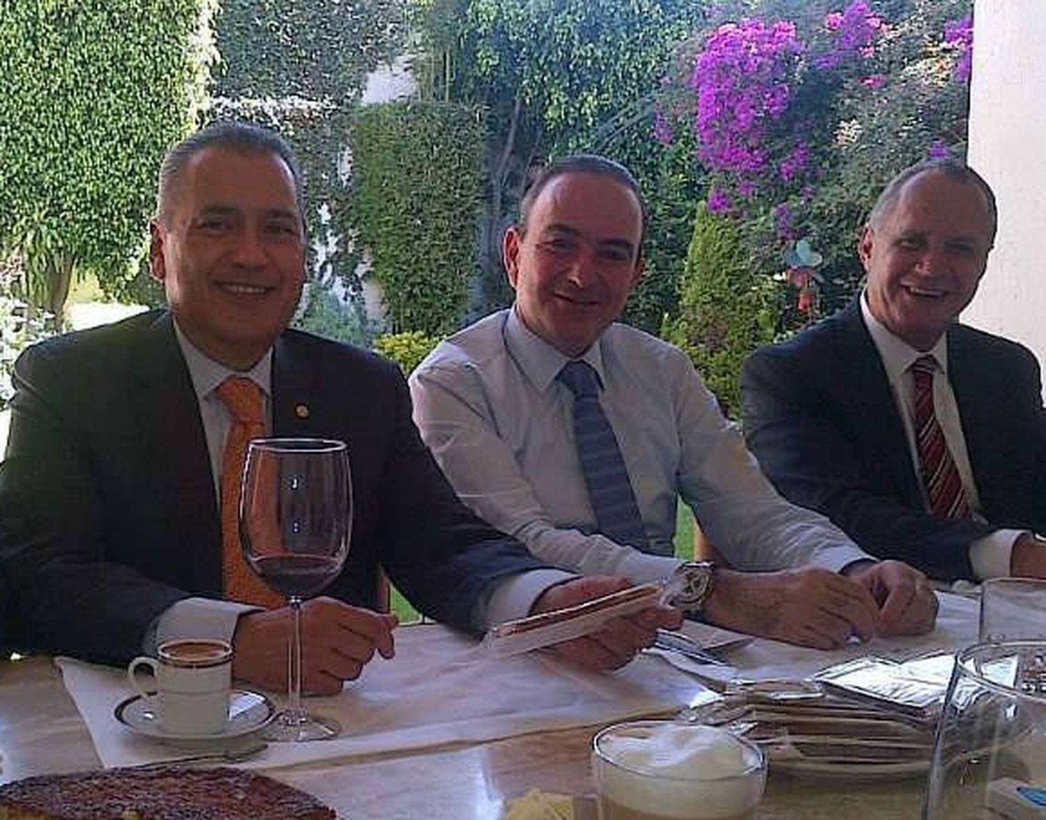 Manlio Fabio Beltrones, Jorge Estefan Chidiac y Alejandro Capdevielle durante un evento de negocios.