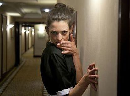 Una de las actrices en un pasillo del hotel.