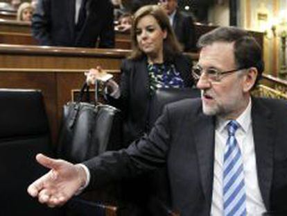 El presidente del Gobierno, Mariano Rajoy, y la vicepresidenta, Soraya S&aacute;enz de Santamar&iacute;a, al inicio del pleno, esta ma&ntilde;ana en el Congreso de los Diputados. 