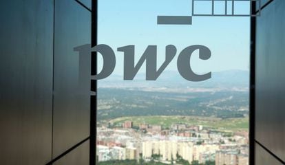 Logotipo de PwC en una de las ventanas de la sede en Madrid.
