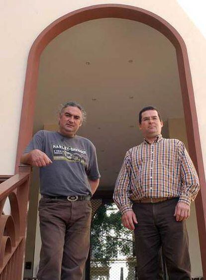 El profesor Rafael Ramírez (derecha) y su abogado, Francisco Navarro.