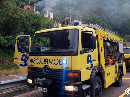 Dos coches de bomberos en Asturias.