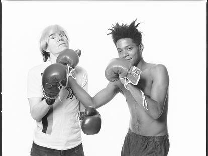 Andy Warhol y Jean-Michel Basquiat, retratados por Michael Halsband en 1985.
