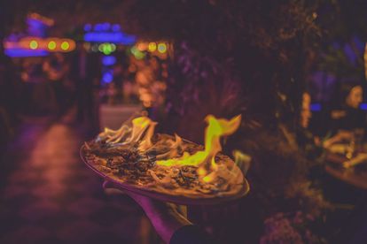Imagen de una pizza flambeada que sirven los restaurantes de Burro Canaglia, en una foto de su web.