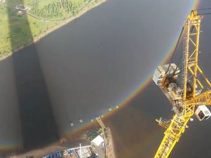 Un vídeo grabado desde una grúa en San Petersburgo muestra cómo se ve un arco iris desde el aire