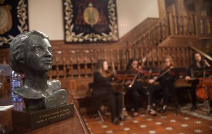Busto de Francisca de Pedraza durante la entrega del premio en noviembre de 2017.