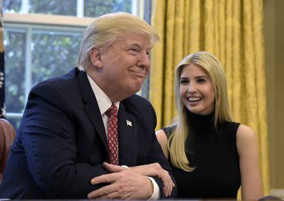Donald Trump, en su despacho con Ivanka, su hija mayor.