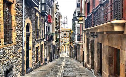 Portugalete es el único municipio de la margen izquierda de la ría que cuenta con un casco antiguo de piedra. Por sus calles estrechas y adoquinadas pasean cada año casi 130.000 viajeros.