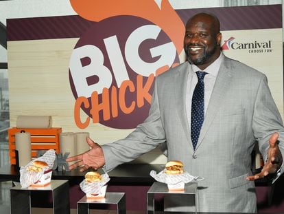 Shaquille O'Neal, estrella de la NBA y director de diversión de Carnival Cruise Line, muestra los platos de su empresa de comida rápida Big Chicken que ofreció para la celebración de Mardi Gras en 2020 en Nueva York.