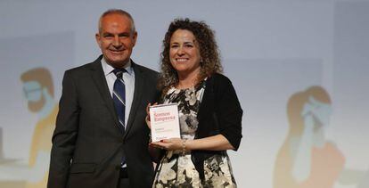 Antonio Ca&ntilde;o entrega el premio a Nora Alonso, de Iden Biotechnology.