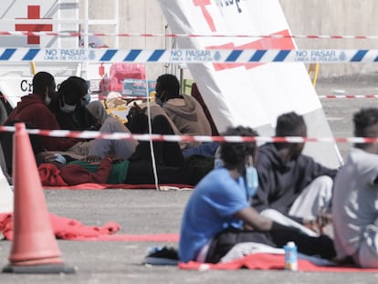 Un grupo de migrantes rescatados aguarda en el muelle de Arguineguín (Gran Canaria) el pasado día 5 de agosto.