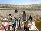 David Crosby, Stephen Stills, Graham Nash y Neil Young listos para tocar en un concierto en el Coliseo de Oakland en julio de 1974.