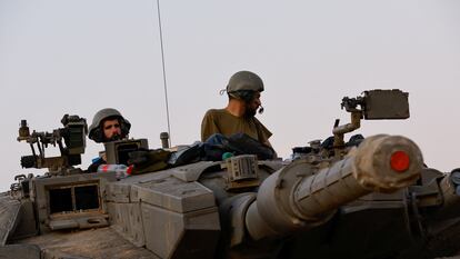 Dos soldados israelíes en un tanque Merkava, cerca de Gaza, el pasado 30 de noviembre.