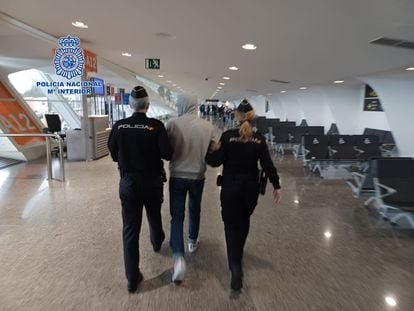 La policía acompañaba este viernes en el aeropuerto de Loiu (Bizkaia) al joven egipcio que viajó como polizón hasta España desde su país, y que ha sido deportado.