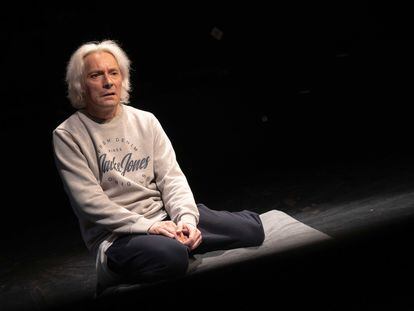 Joan Frank Charansonnet, en la piel de Julian Assange en la obra 'Assange. El poder de la informació', en el Teatre Gaudí Barcelona.