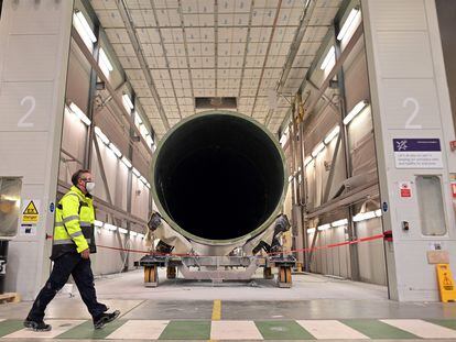 Un empleado pasa por delante de una pala de aerogenerador que se está fabricando en la planta de palas de Siemens Gamesa en Hull, al noreste de Inglaterra.
