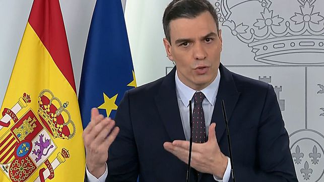 GRAF1587. MADRID, 18/04/2020.- Captura de la señal institucional de Moncloa del presidente del gobierno, Pedro Sánchez, durante la rueda de prensa telemática ofrecida este sábado para informar sobre las nuevas medidas ante la actual crisis del coronavirus y a una semana del vencimiento del plazo de la segunda prórroga del estado de alarma, que vence el próximo 26 de abril, en el Palacio de la Moncloa. EFE/ Moncloa