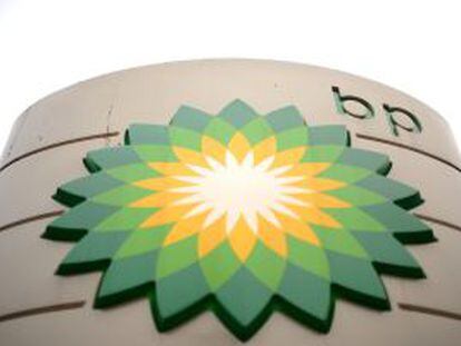 Imagen del logo BP en una estación de servicio en Londres.