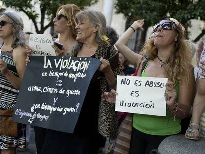 Concentración en Sevilla, en apoyo a la víctima de una violación en grupo en Manresa en 2016.